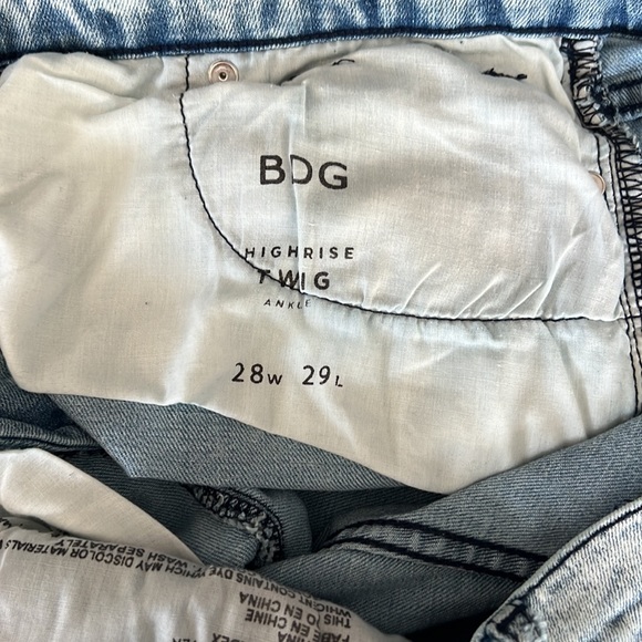 BDG HR Twig Ankle Jean with Acid wash - Picture 3 of 5